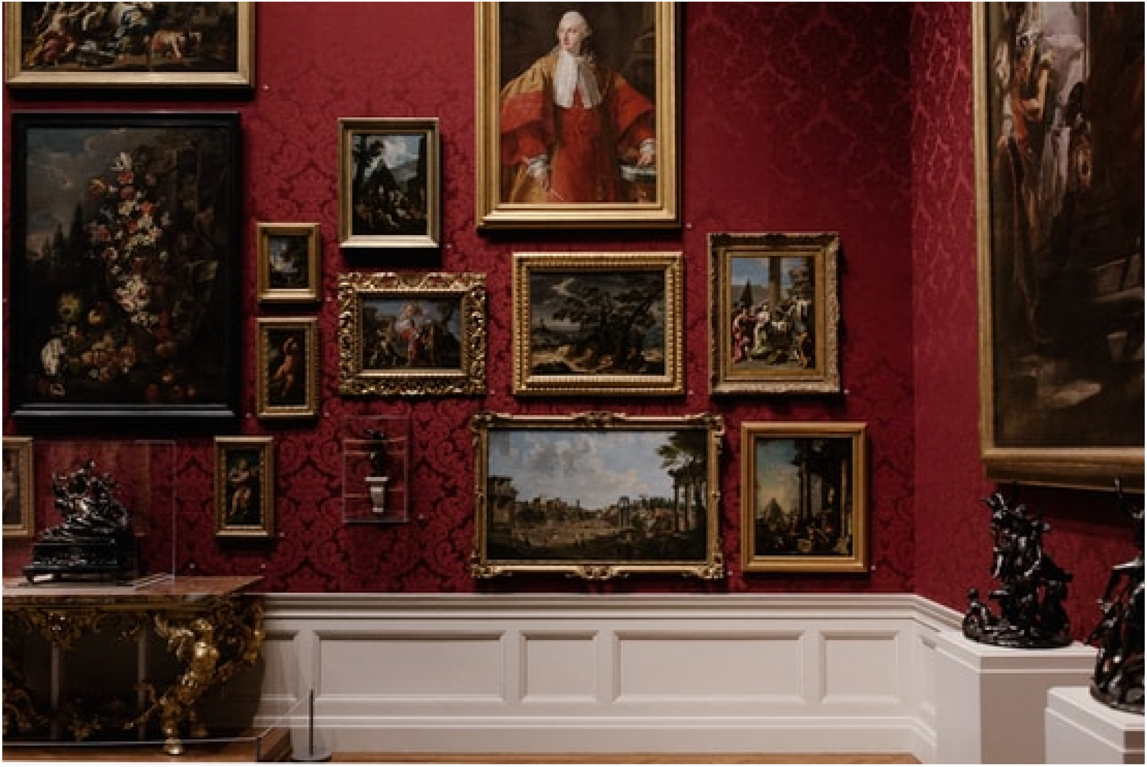 Een deel van een museum met schilderijen uit de 18e eeuw zoals die van Prins Abbondio Rezzonico